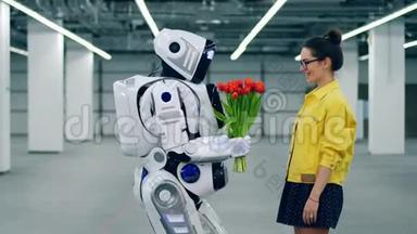 高大的机器人给一个兴奋的女孩<strong>送花</strong>